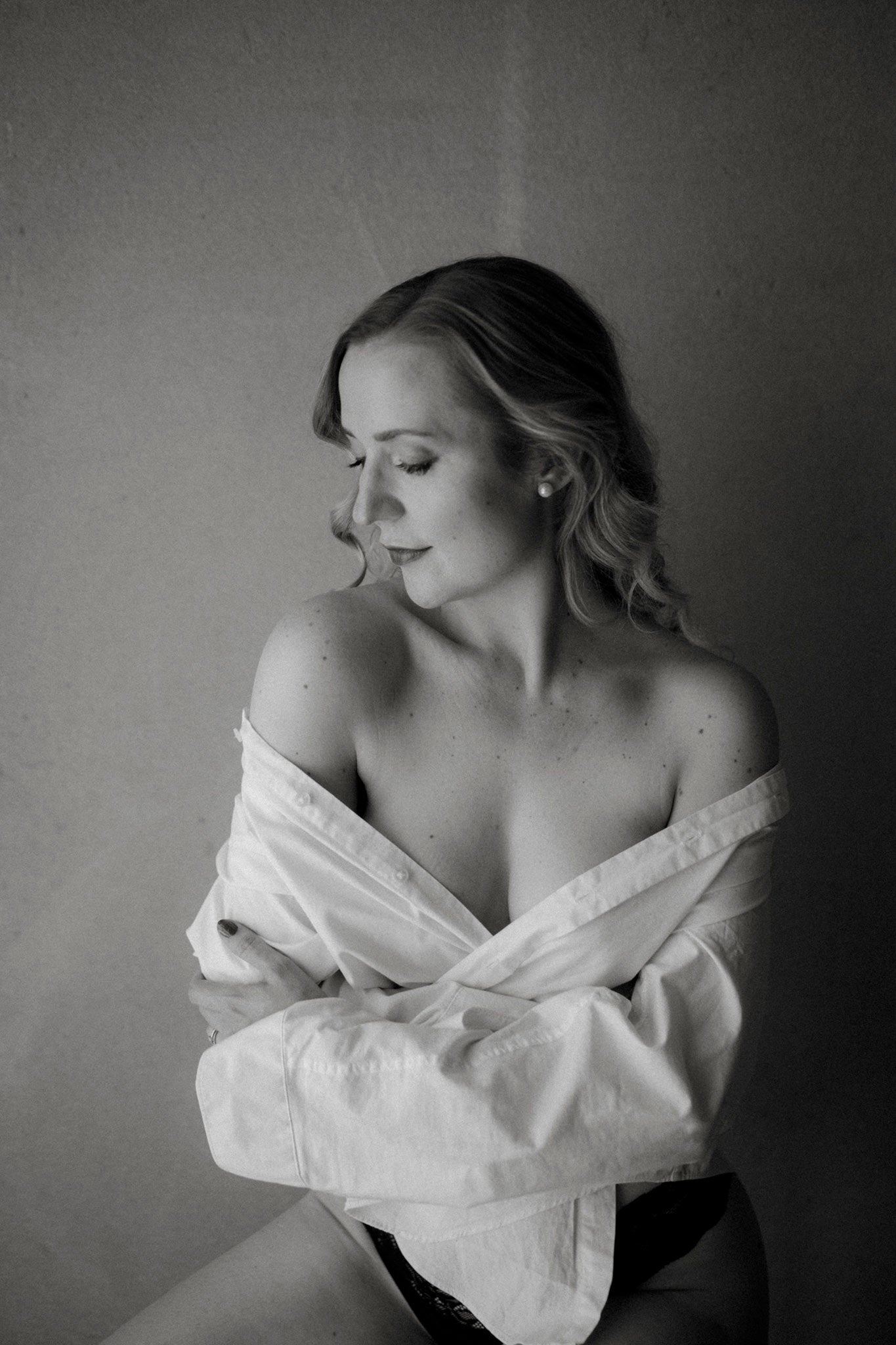 Boudoirkuvaus studiolla Helsingissä. Boudoir photography at a studio in Helsinki.