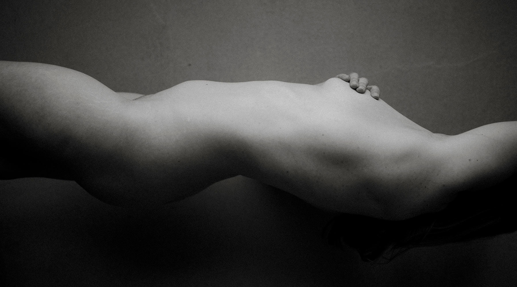 Boudoir kuvauksissa helsingissä. A woman's abstract body in a boudoir shoot in helsinki.