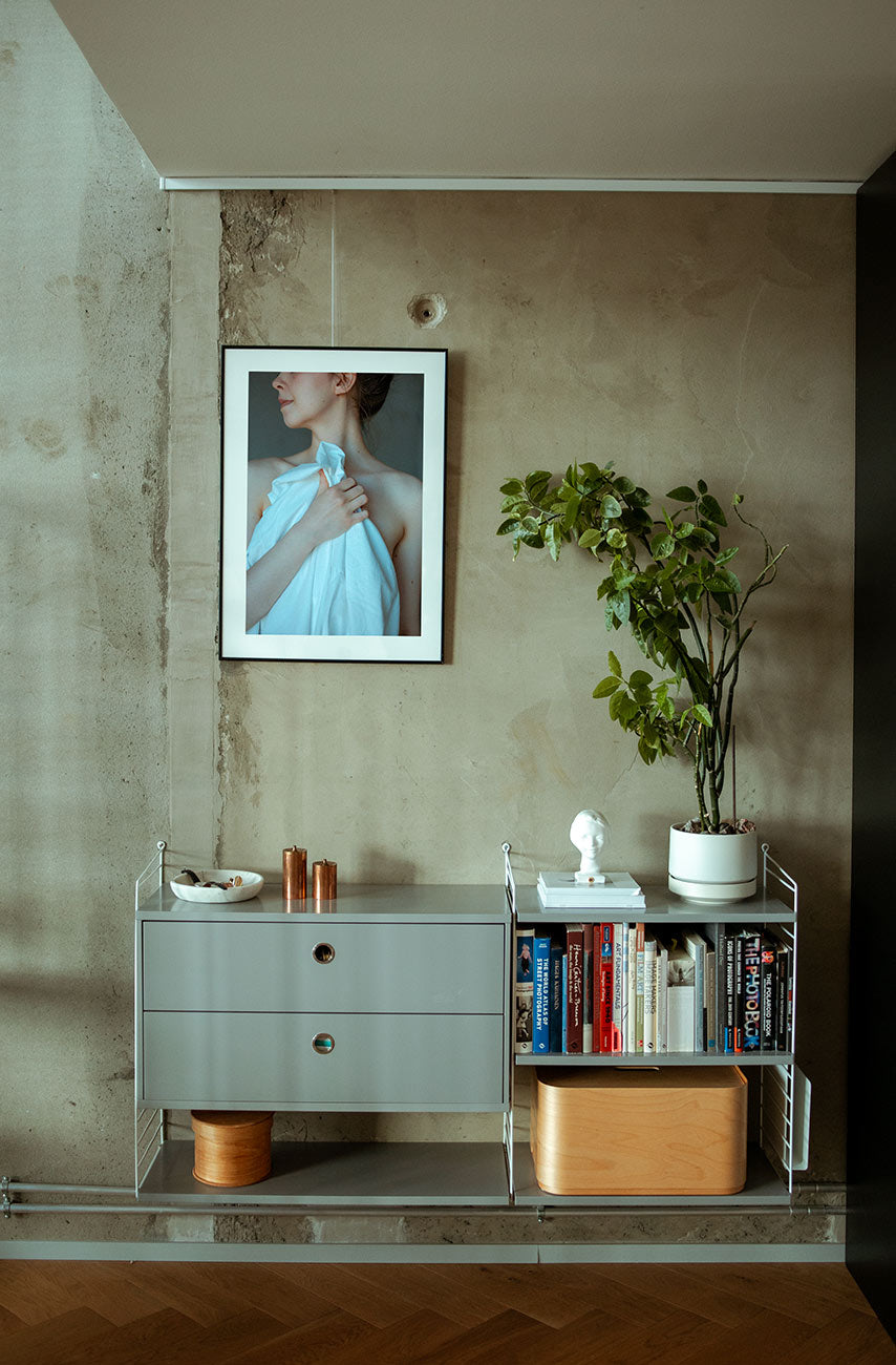 Boudoir kuvauksen taulu seinällä kehystettynä