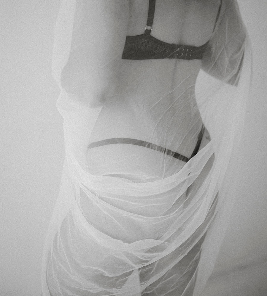 Boudoir kuvaukset studiolla Helsingissä. Boudoir photography at a studio in Helsinki.