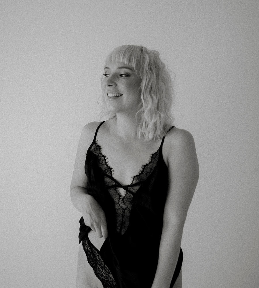 Boudoirkuvaus studiolla Helsingissä, valokuvaajana Henna Koponen.