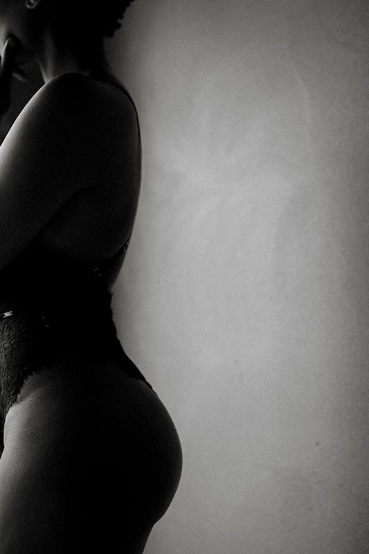 Boudoirkuvaus studiolla Helsingissä. Woman standing in a boudoir photography shoot.