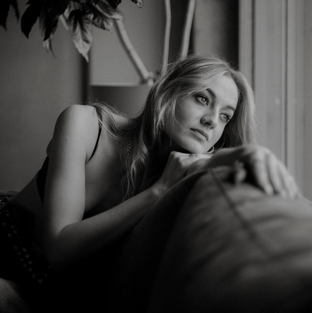 Nainen boudoirkuvauksissa loftilla.