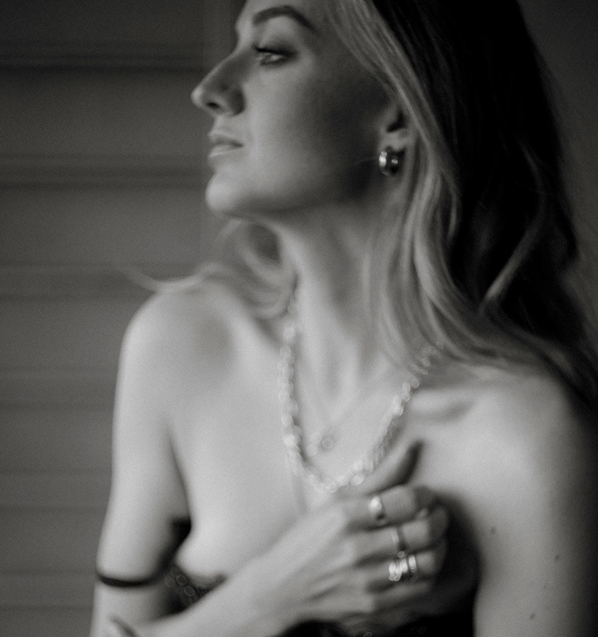 Nainen boudoir kuvauksissa loftilla.