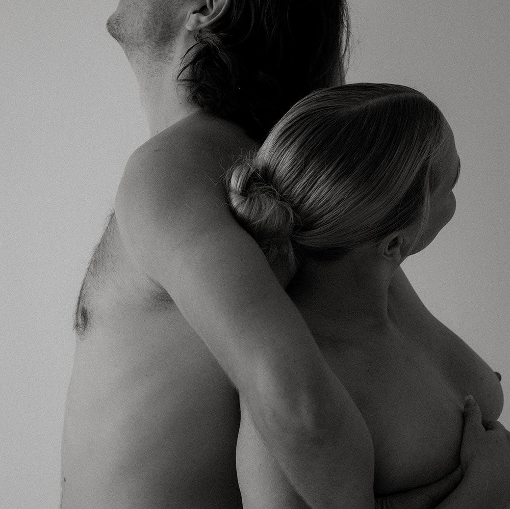 Mies ja nainen boudoirkuvauksissa pareille.