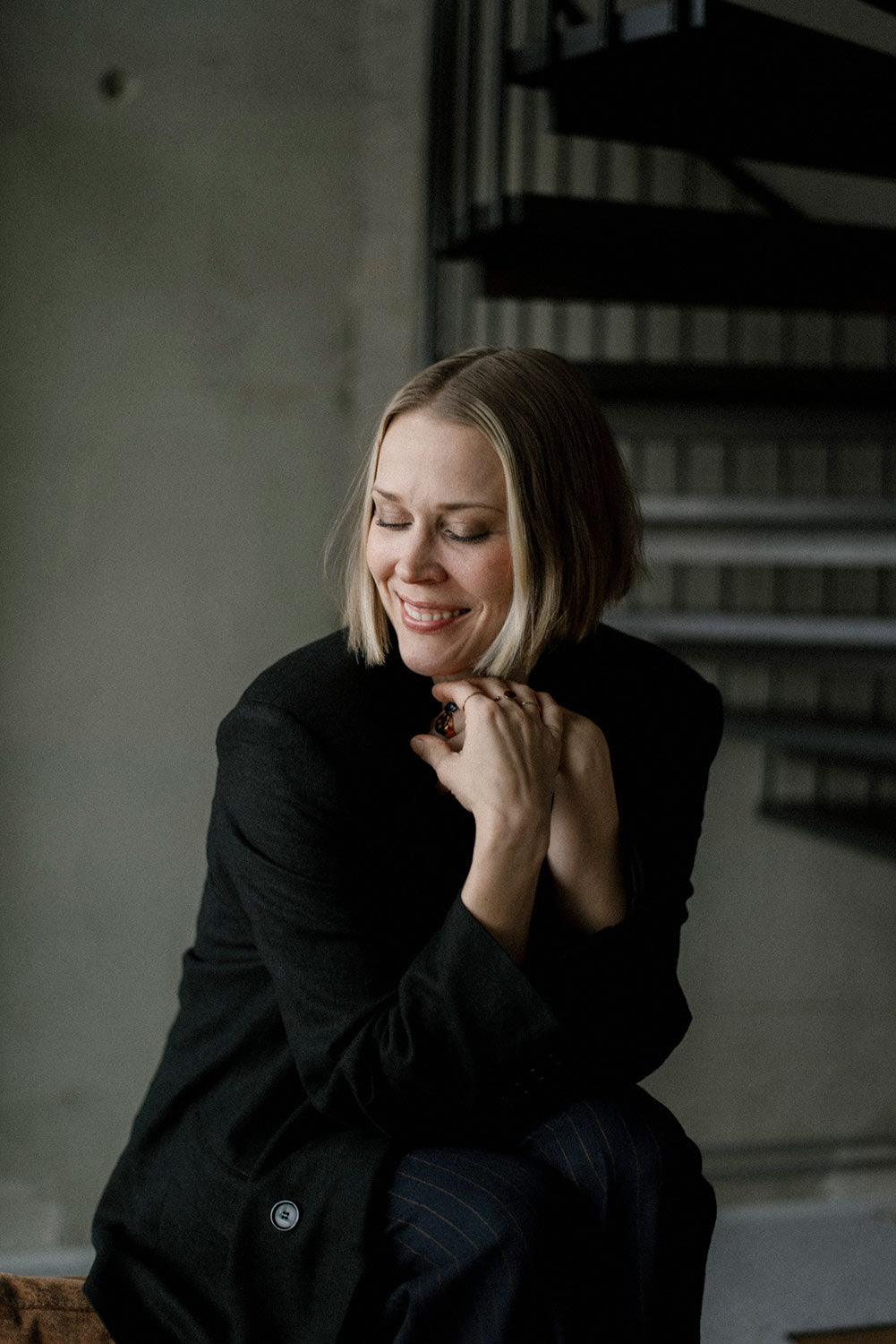 Valokuvaaja Henna Koponen kotonaan